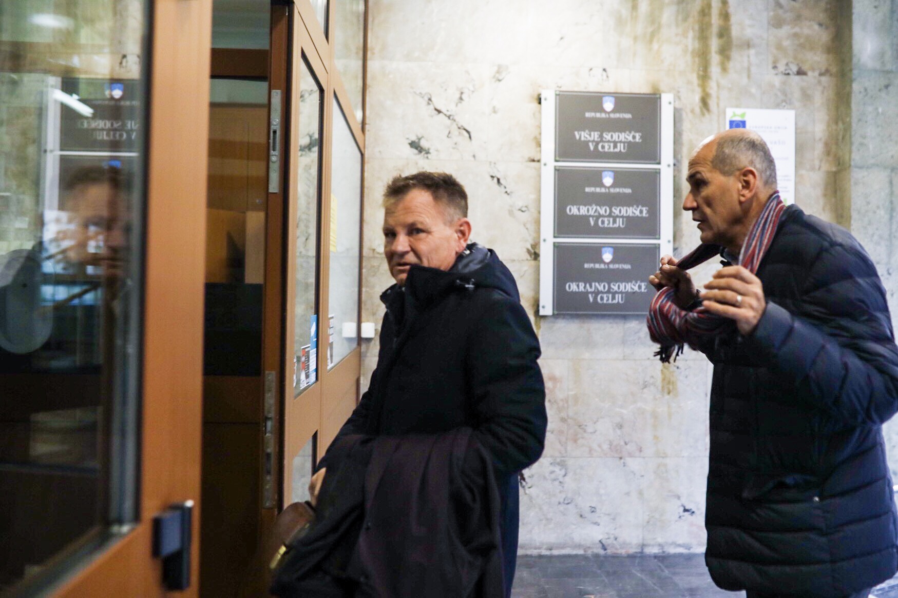 Odvetnik Franci Matoz in predsednik SDS Janez Janša ob prihodu na celjsko sodišče oktobra lani. Foto: Polona Avanzo