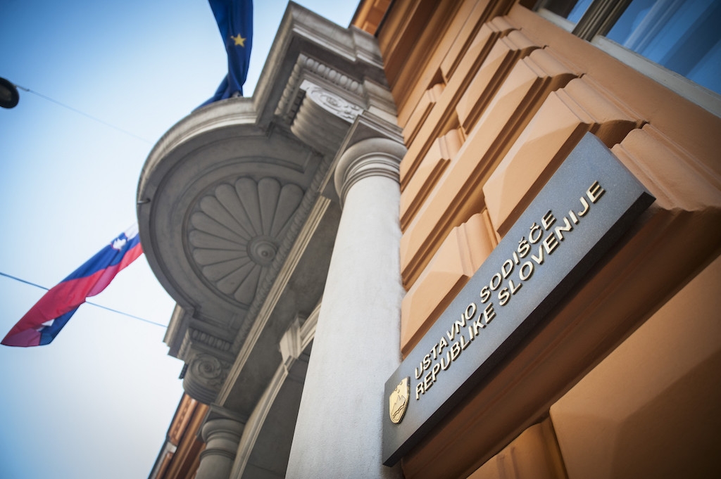 Odločitev je ustavno sodišče sprejelo s sedmimi glasovi proti enemu. Proti je glasoval Klemen Jaklič.