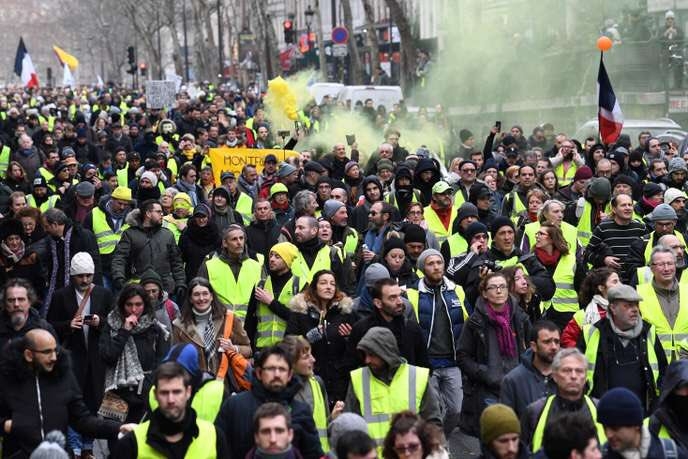 V Franciji so dvanajsto soboto zapored potekali protesti rumenih jopičev.