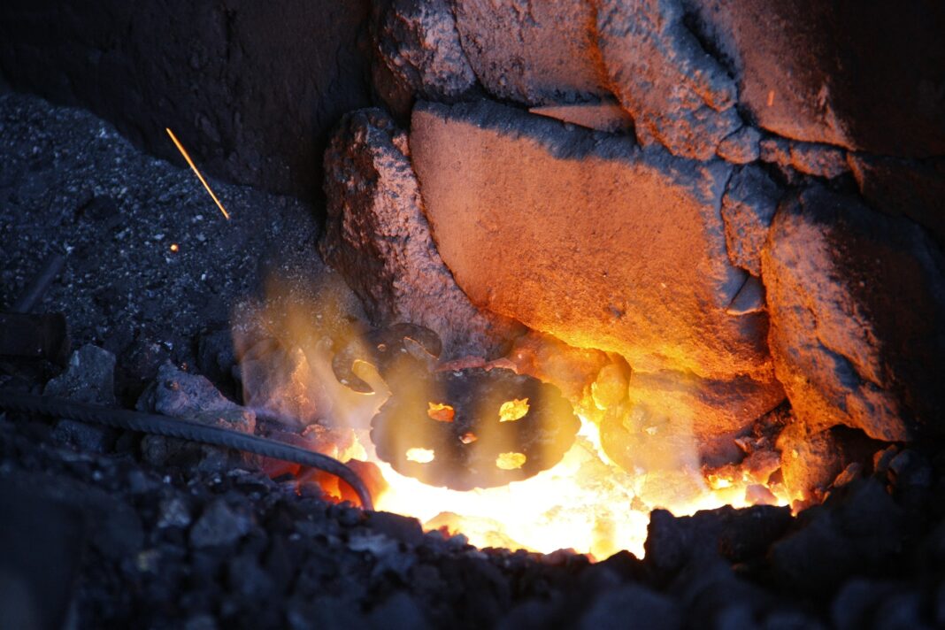 železo talina ogenj kovač tovarna