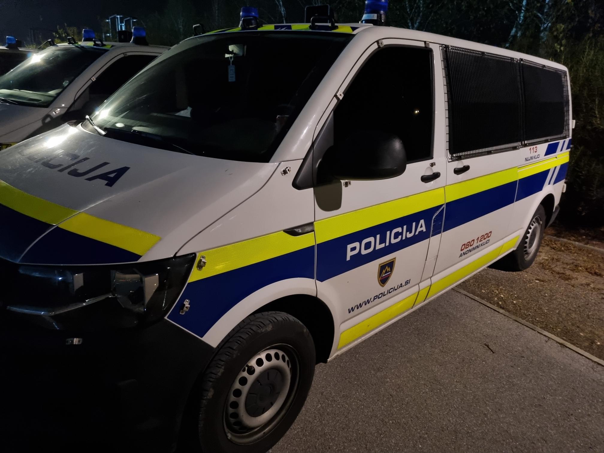 La police a inculpé un citoyen de Serbie et de Bosnie-Herzégovine pour avoir transporté des migrants illégaux