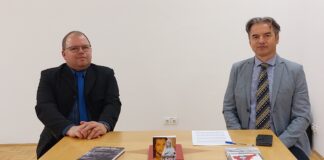 Gašper Blažič in Metod Berlec v večnamenski dvorani na Dvoru. (Foto: Demokracija)
