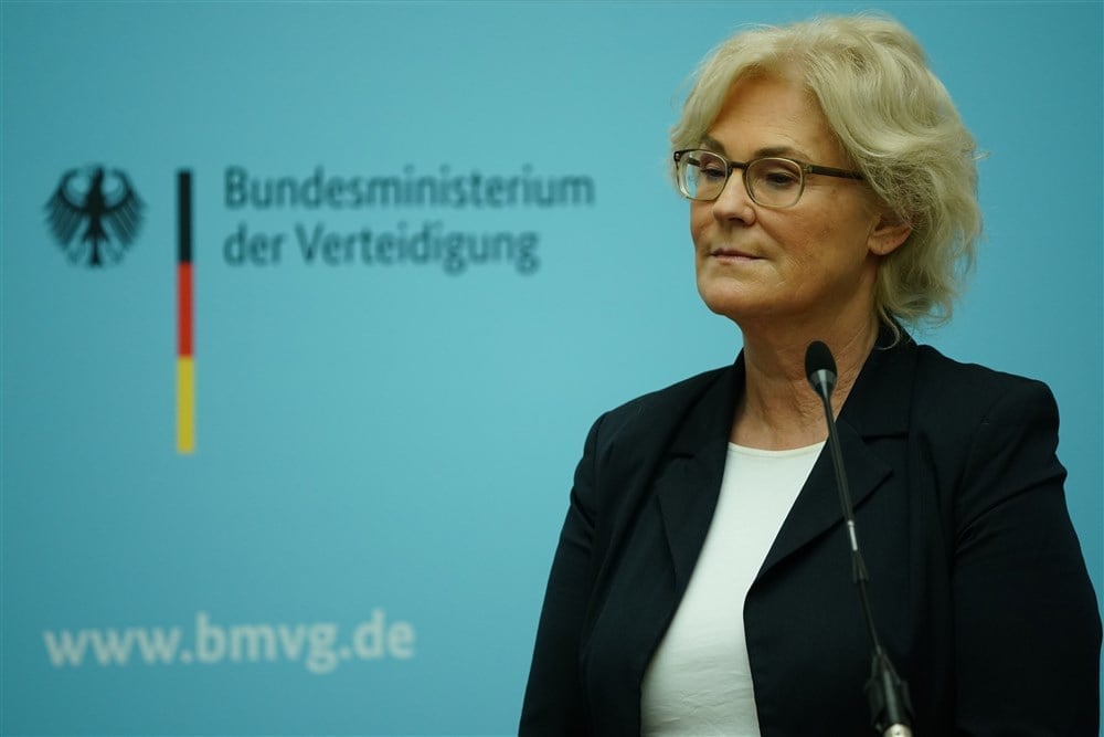 Die deutsche Verteidigungsministerin trat zurück, sie wurde von einem völlig unglücklichen Neujahrsgruß mitgerissen