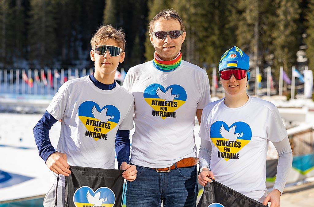 Der ehemalige deutsche Biathlet Jens Steinigen überreichte in Pokljuka einen Unterstützungsblock für die Hilfe für die Ukraine