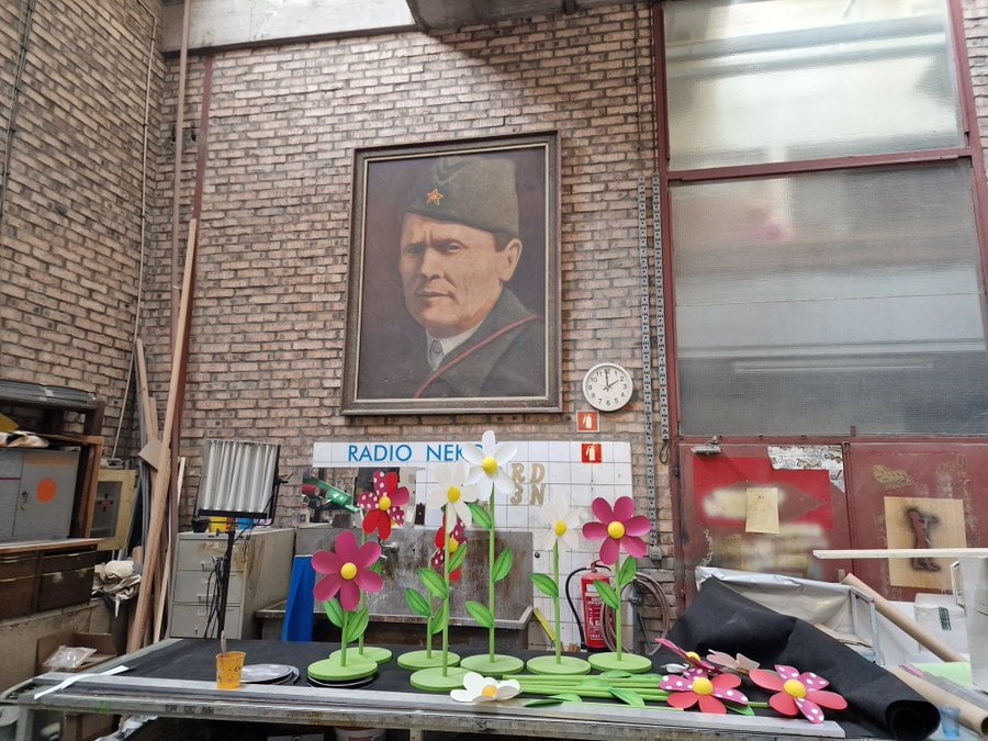 Un pas vers la dépolitisation de RTV : Les photos de Tito des murs de Kolodvorska devraient aller à la poubelle de l’histoire