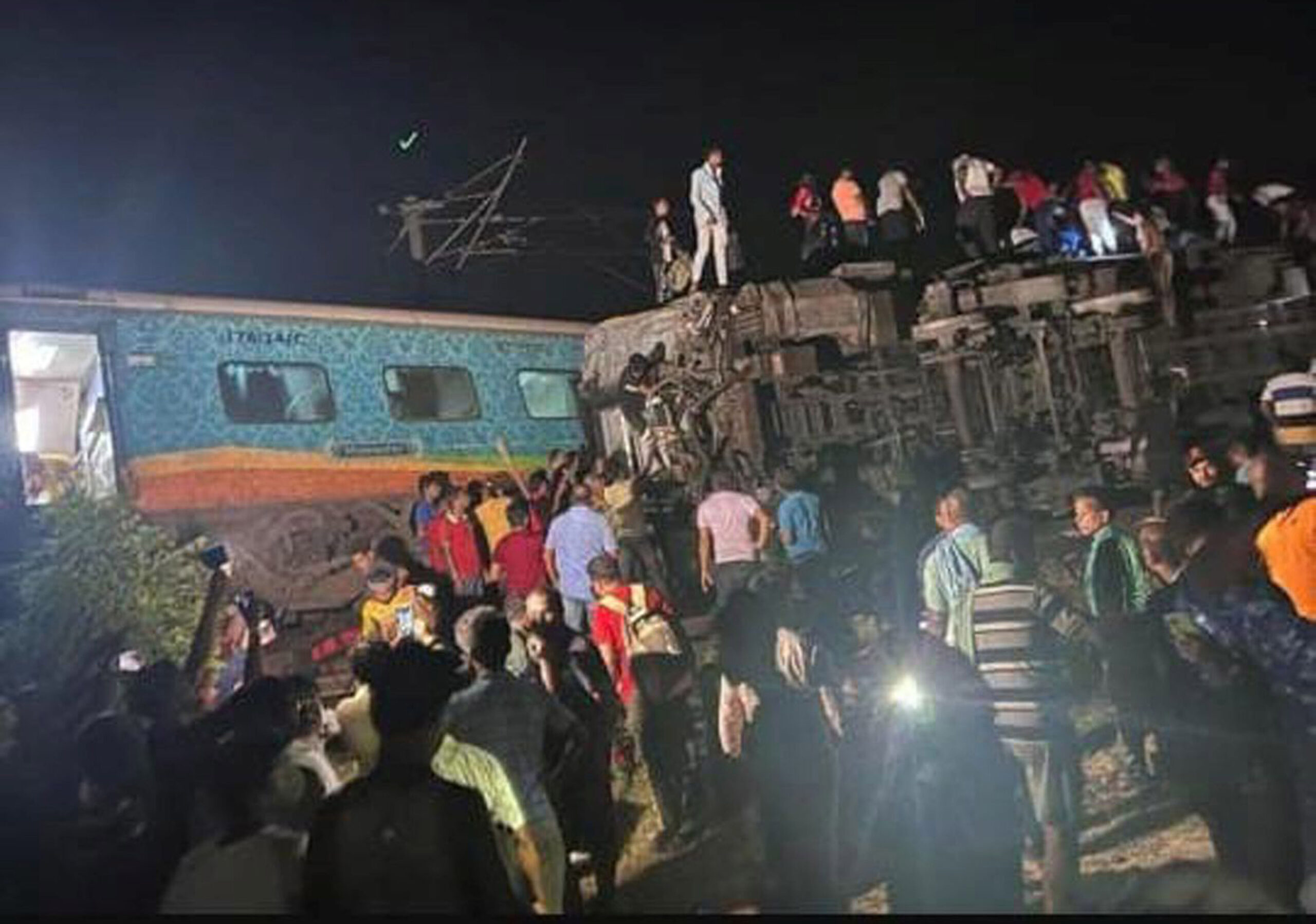 Tragédie en Inde: au moins 288 personnes sont mortes dans l’accident de train de trois trains, le sauvetage de l’épave est toujours en cours