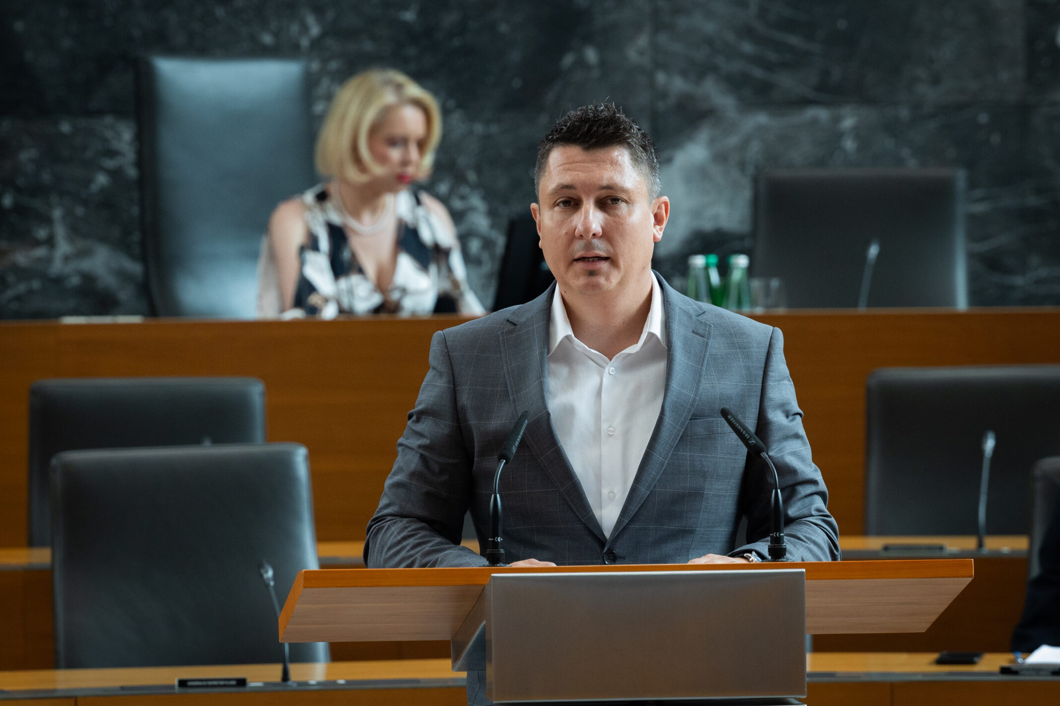 (VIDEO) Saj ni res, pa je: Poslanec Svobode prepričan, da si poslanci ...