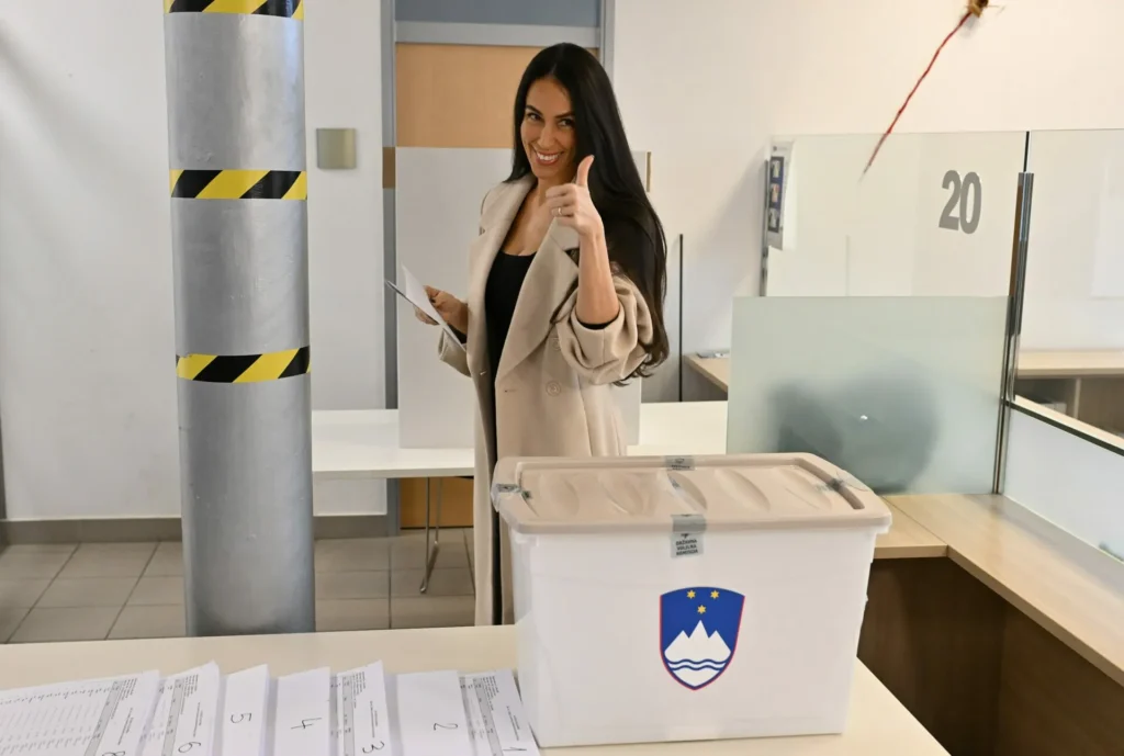 Zopet strel v koleno!? Je dejansko Golobovo številko razkrila kar sama Tina?