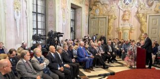 Moderator simpozija dr. Metod Berlec je poudaril, da je pred nami je čas pomembnih odločitev, »ko bomo lahko končno rekli NE korupciji, NE klientelizmu in NE kriminalu«. (Foto: X/Janez Janša)