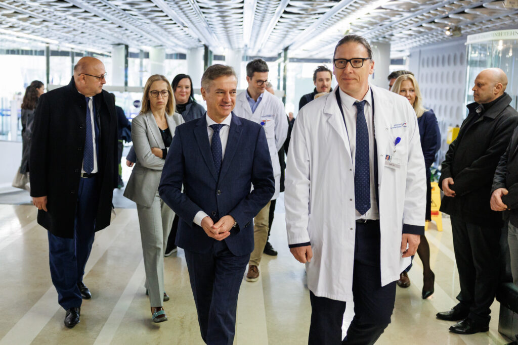 Milionar na davkoplačevalskem denarju pridiga o eliti, a ga zanima le položaj