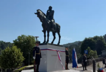 (FOTO) Janša in Peterle v Pivki ob odkritju Maistrovega spomenika: Brez boja in spomina se svobodo hitro izgubi