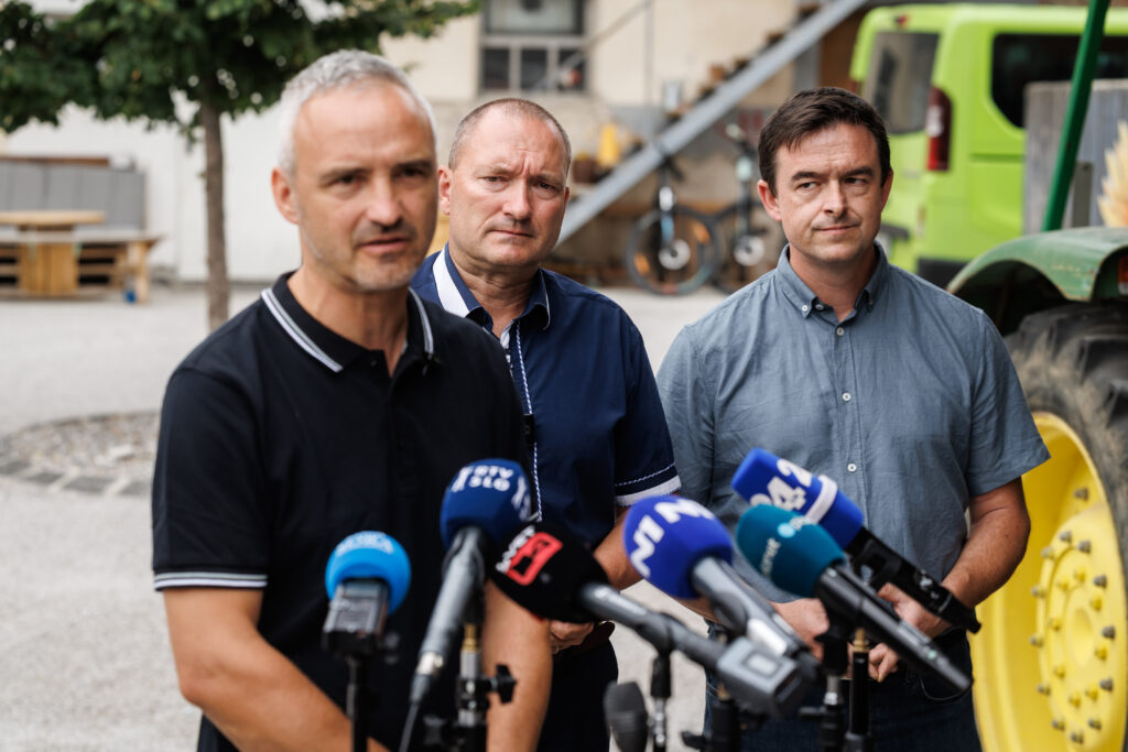 Cigler Kralj na ogledu posledic suše in škode zaradi divjadi v Velikih Laščah in Ribnici
