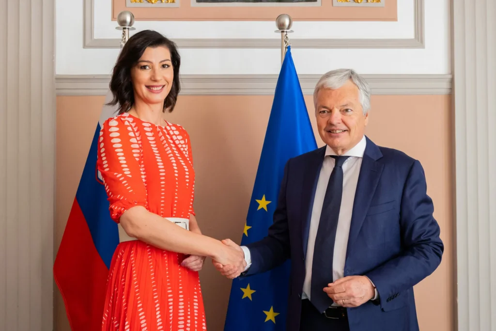 Nekdanji evropski komisar obtožen pranja denarja in vplivanja na obveščevalne službe v korist Rusije