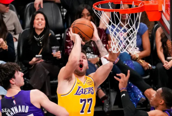 Jezernikom tudi mestni derbi s clippers – dončić luka dončić k zmagi prispeval 23 točk