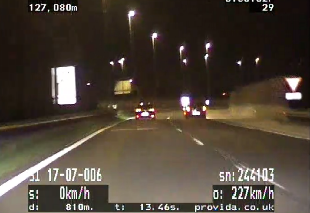 Mladoletni divjaki na cesti: od 219 km/h v avtu do skoraj 100 km/h z mopedom